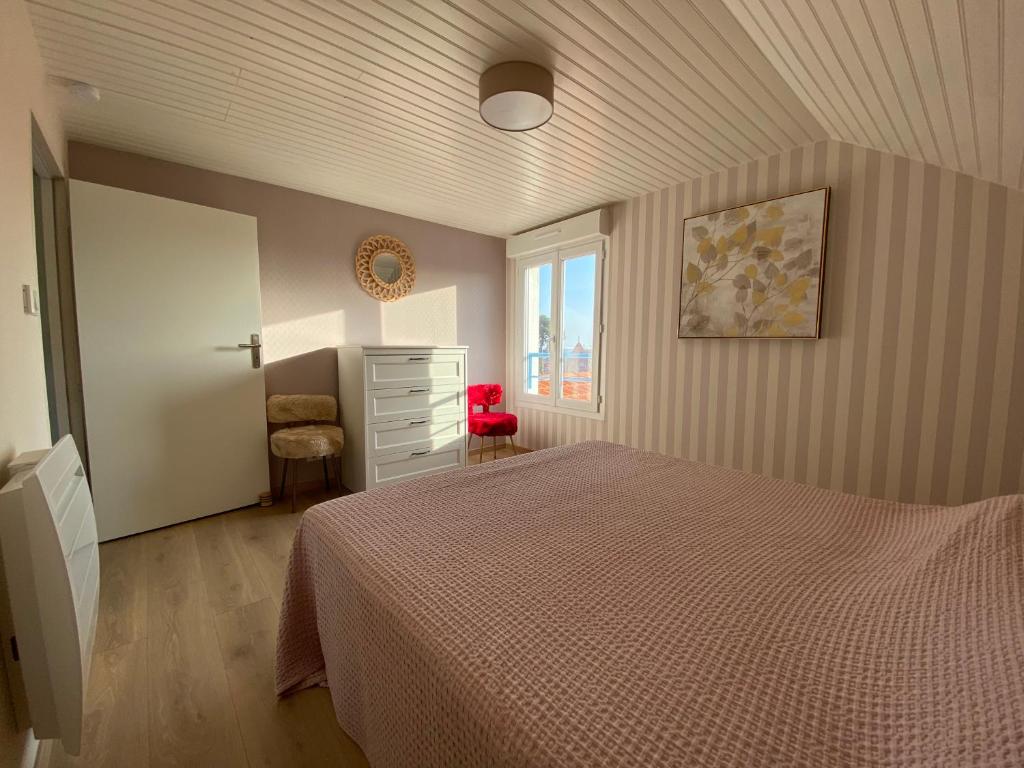 une chambre avec un lit, une commode et une fenêtre dans l'établissement My Noï Home, à Arcachon