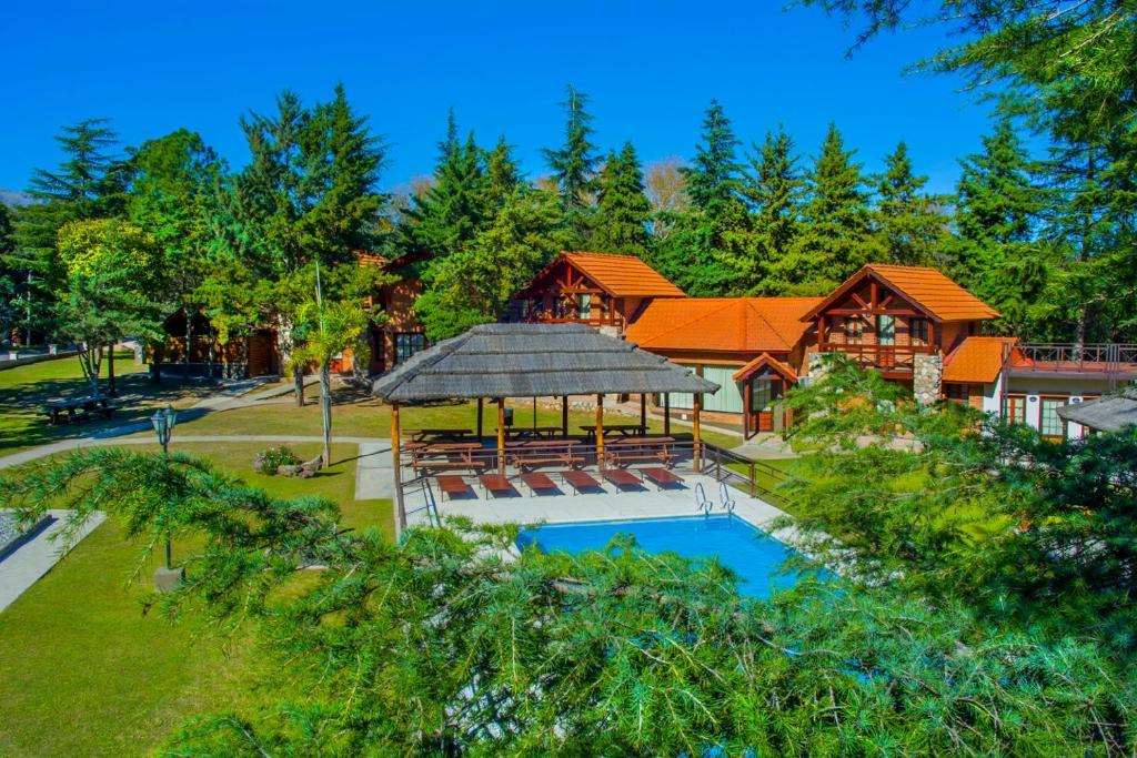 uma casa com um gazebo e uma piscina em Hotel Villa Sol em Merlo