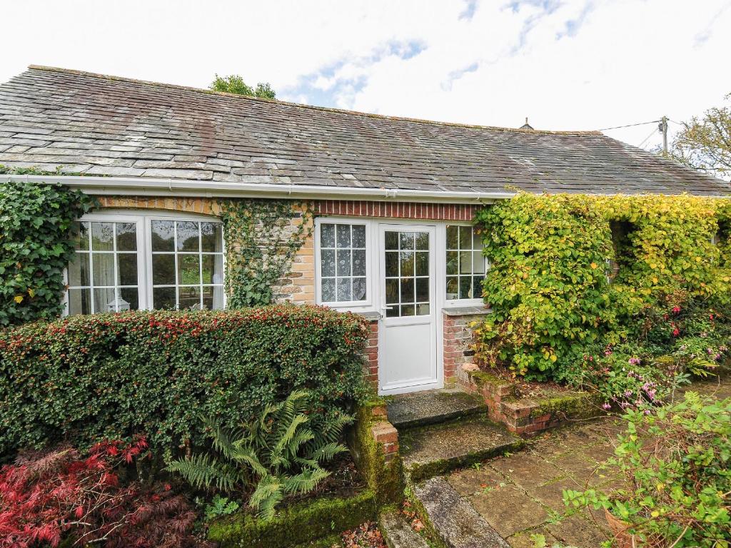 a small brick house with a white door at The Wagon House in Launceston