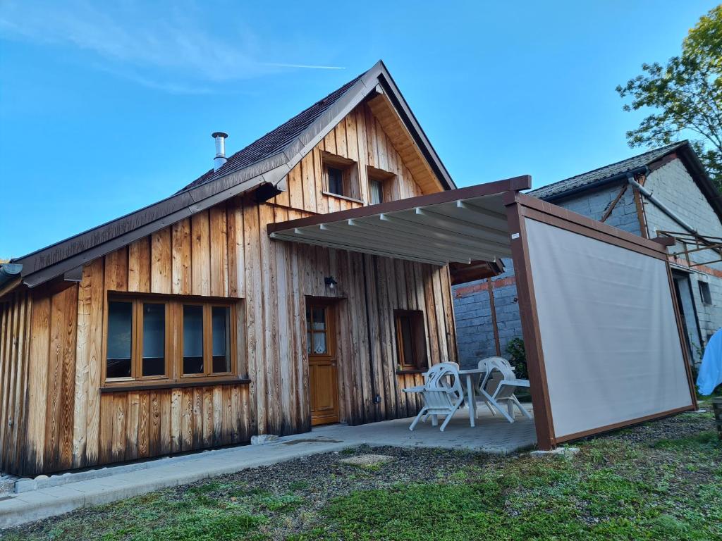 um celeiro com uma tela grande em frente em Le chalet du bois joli em Kruth