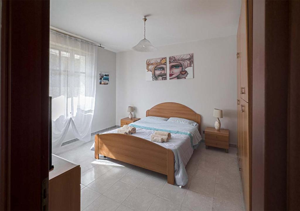 - une petite chambre avec un lit et une fenêtre dans l'établissement Seashore House - Appartamento a 100 mt dal mare, à Villafranca Tirrena
