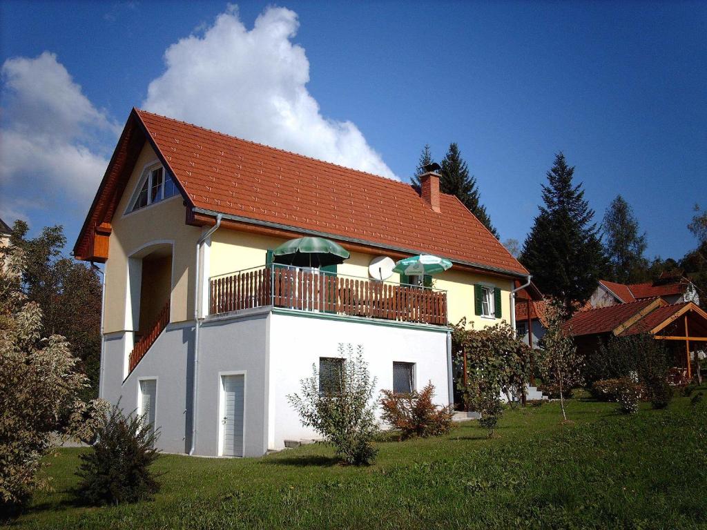 ein großes Haus mit Balkon darüber in der Unterkunft Apartment Deller Renate in Leutschach