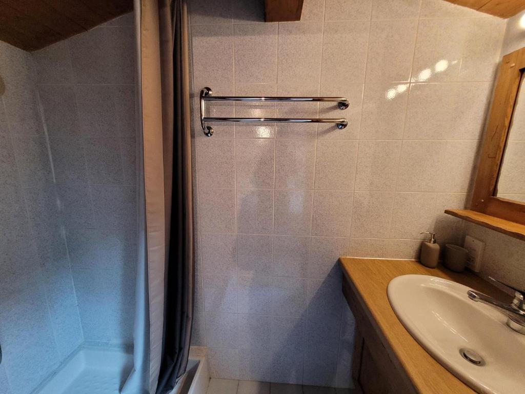 Kúpeľňa v ubytovaní Duplex 3 pièces à Megève - Proche centre, 6-8 pers, balcon, piscine, wifi, garage. - FR-1-453-297
