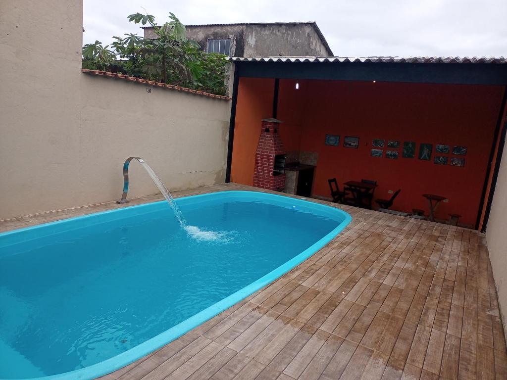 una piscina con fontana in una casa di Casa com piscina em Mongaguá a Mongaguá