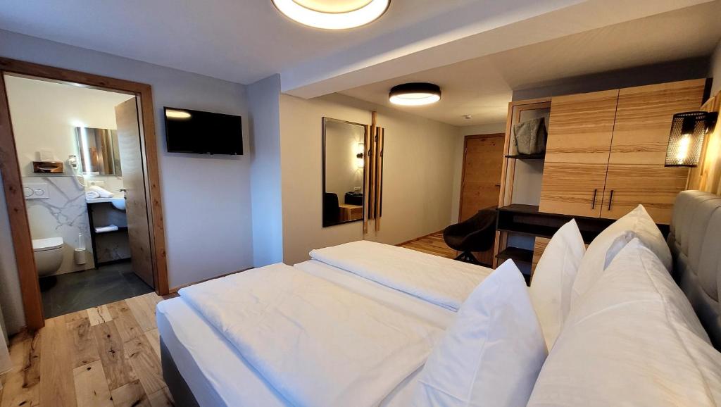 Postel nebo postele na pokoji v ubytování Hotel Garni Birkenhof