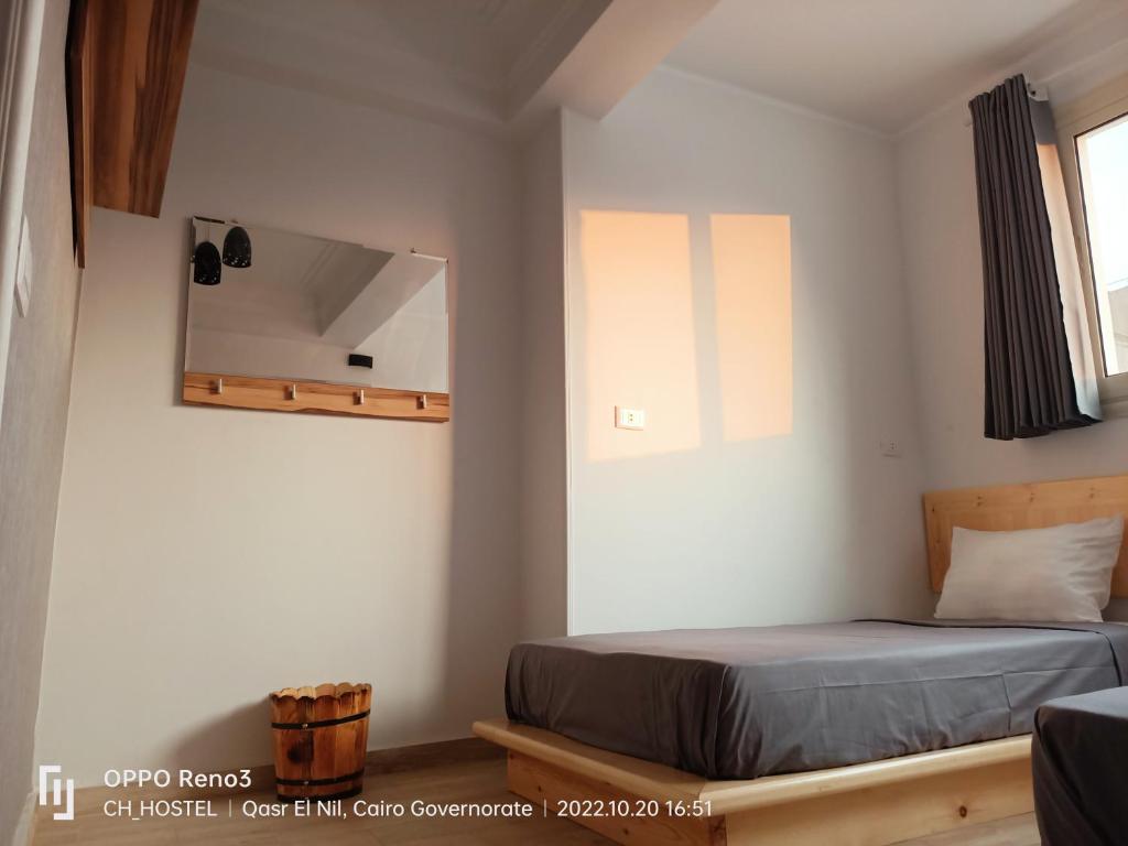 Llit o llits en una habitació de Champollion Hostel