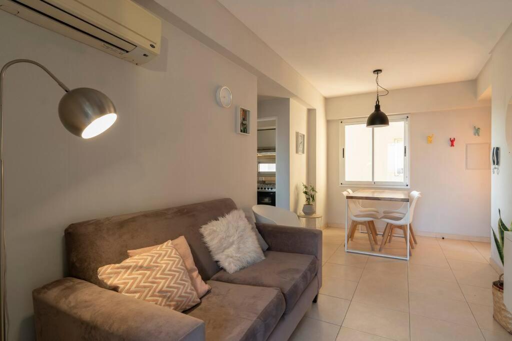 sala de estar con sofá y mesa en Lavalle Estrella 2 - frente a Plaza San Martin en San Miguel de Tucumán