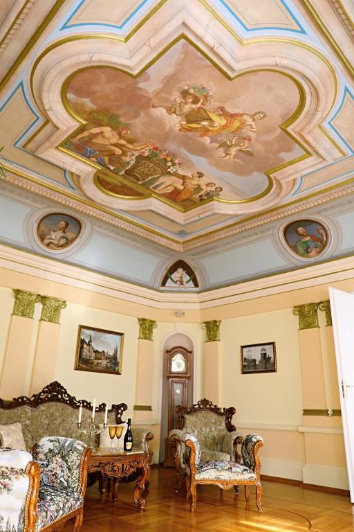 Posezení v ubytování Luxusní apartmán s empírovými freskami v centru Čáslavi