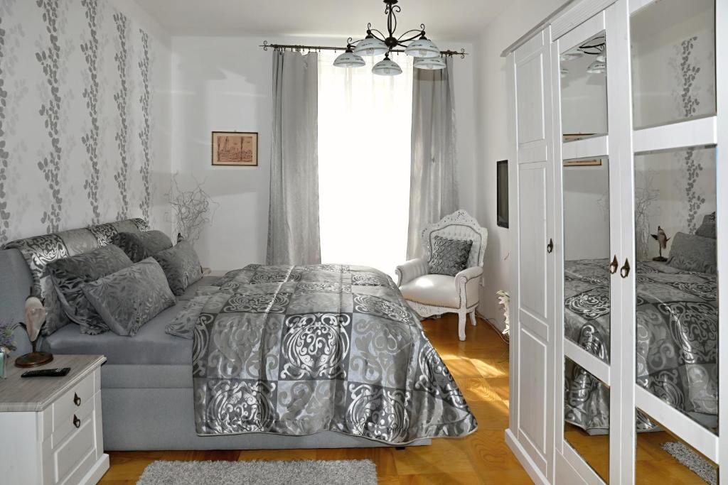 Schlafzimmer mit einem Bett und einem Fenster in der Unterkunft Luxusní apartmán s empírovými freskami v centru Čáslavi in Čáslav