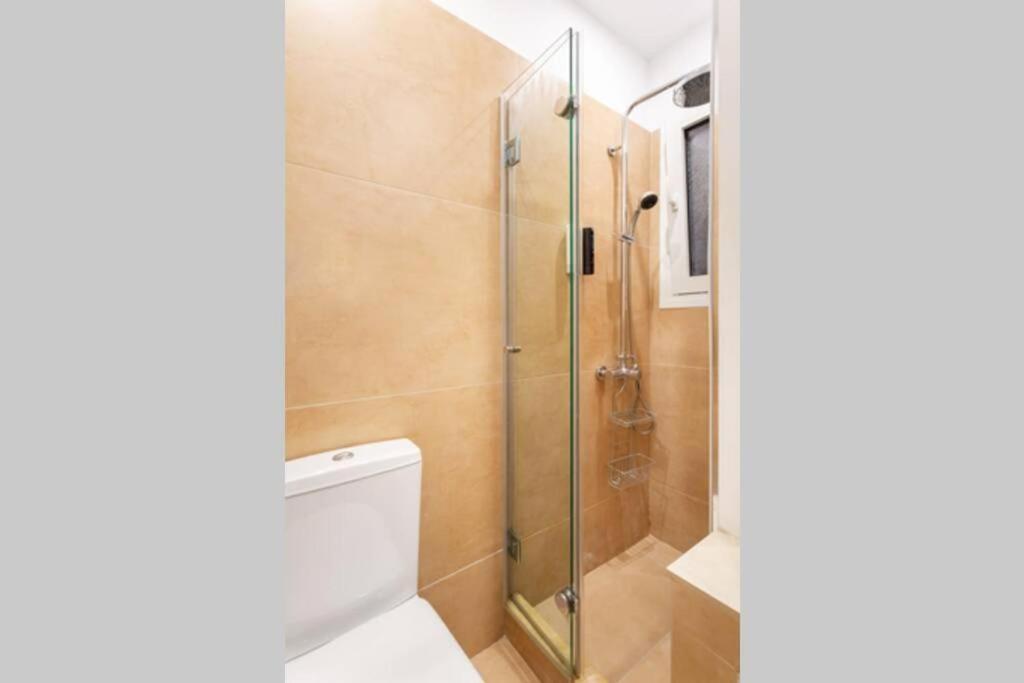 Kúpeľňa v ubytovaní Stylish King size bed apt steps from Acropolis by GHH
