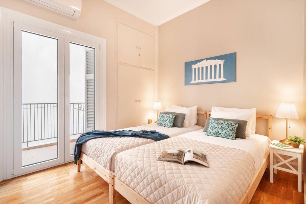 Posteľ alebo postele v izbe v ubytovaní Stylish King size bed apt steps from Acropolis by GHH