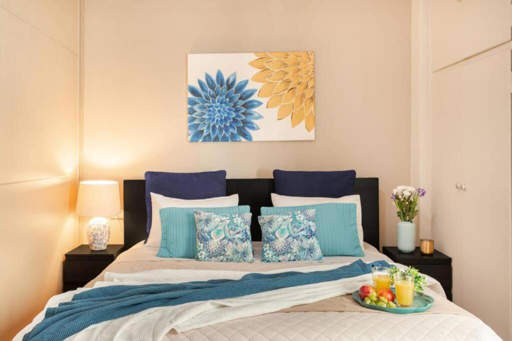 Posteľ alebo postele v izbe v ubytovaní Stylish King size bed apt steps from Acropolis by GHH