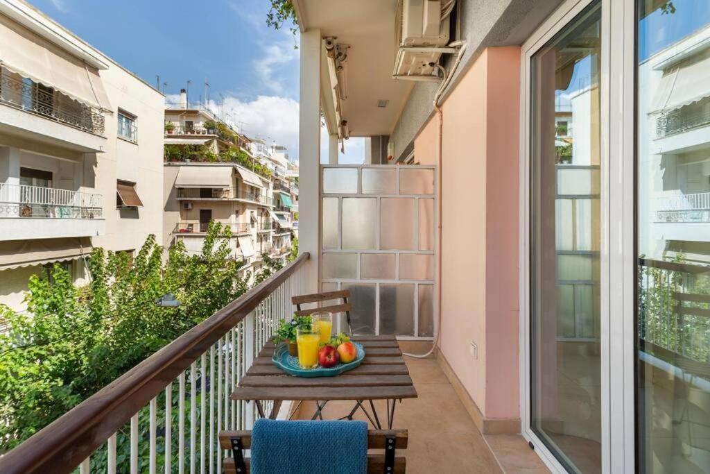 Balkón alebo terasa v ubytovaní Stylish King size bed apt steps from Acropolis by GHH