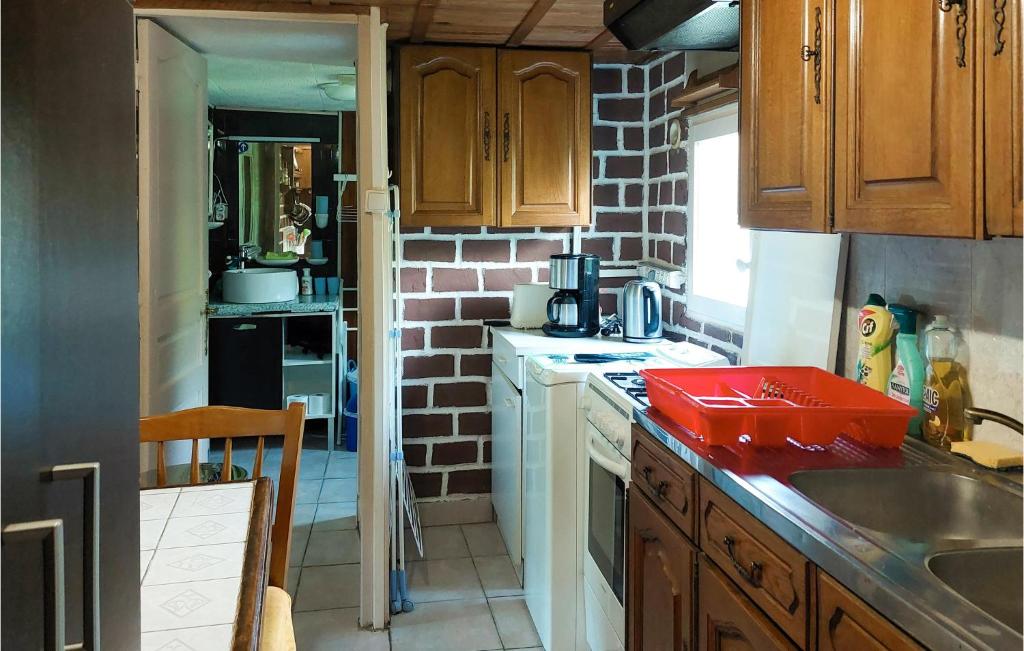 Kuchyňa alebo kuchynka v ubytovaní 2 Bedroom Lovely Home In Longvilliers