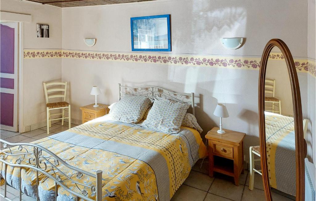 Posteľ alebo postele v izbe v ubytovaní 2 Bedroom Lovely Home In Longvilliers