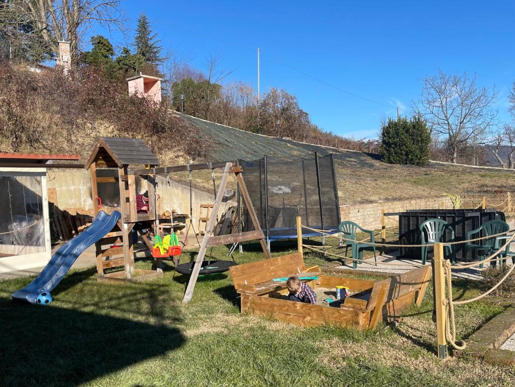 Plac zabaw dla dzieci w obiekcie Agriturismo Ippocastano