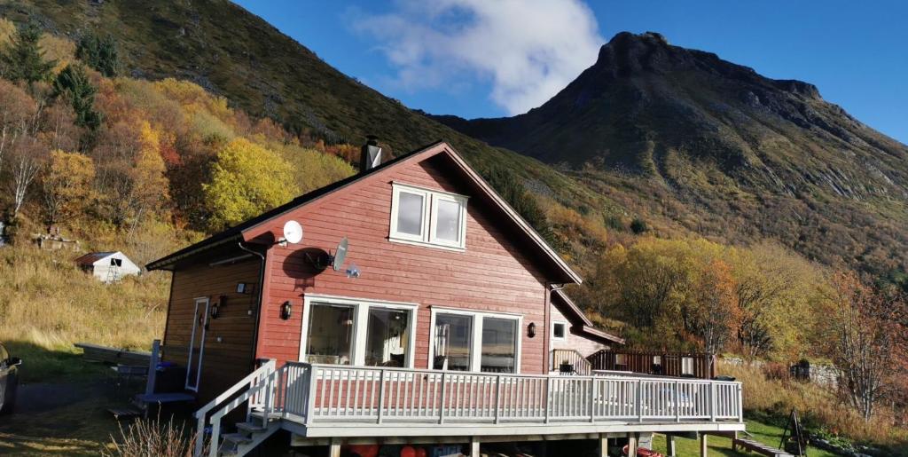 una casa con una montaña en el fondo en Ro - Utsikt-Toppturer, en Kleppstad