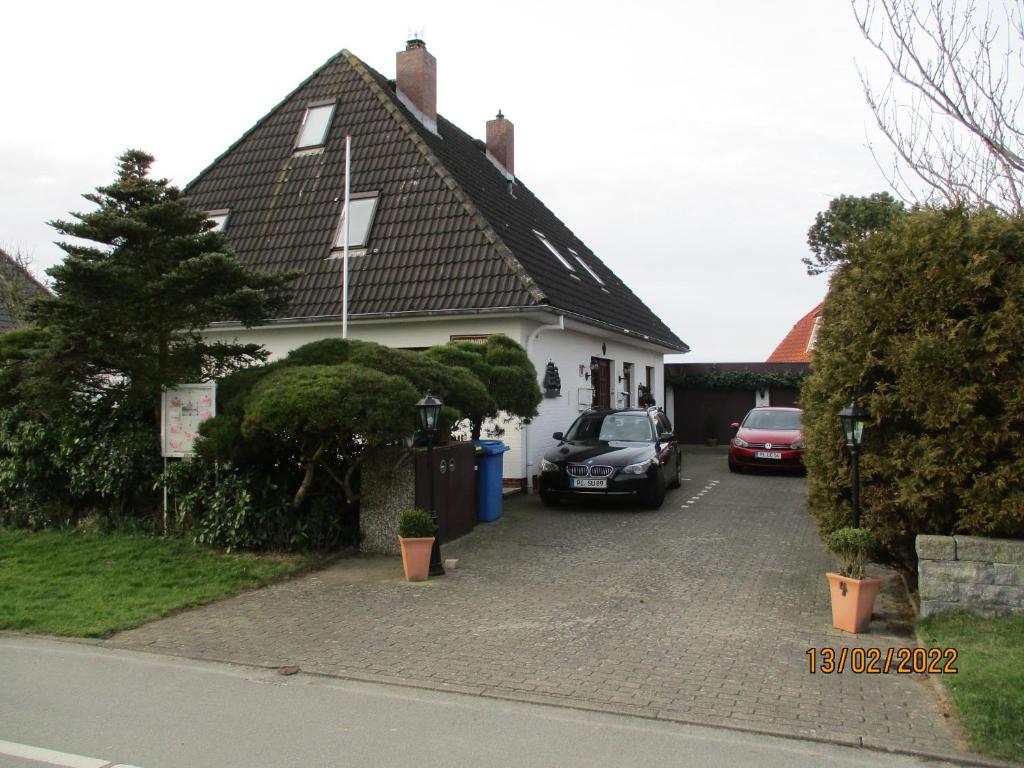 a car parked in front of a house at Haus mit Lilie und Rose in Westerdeichstrich