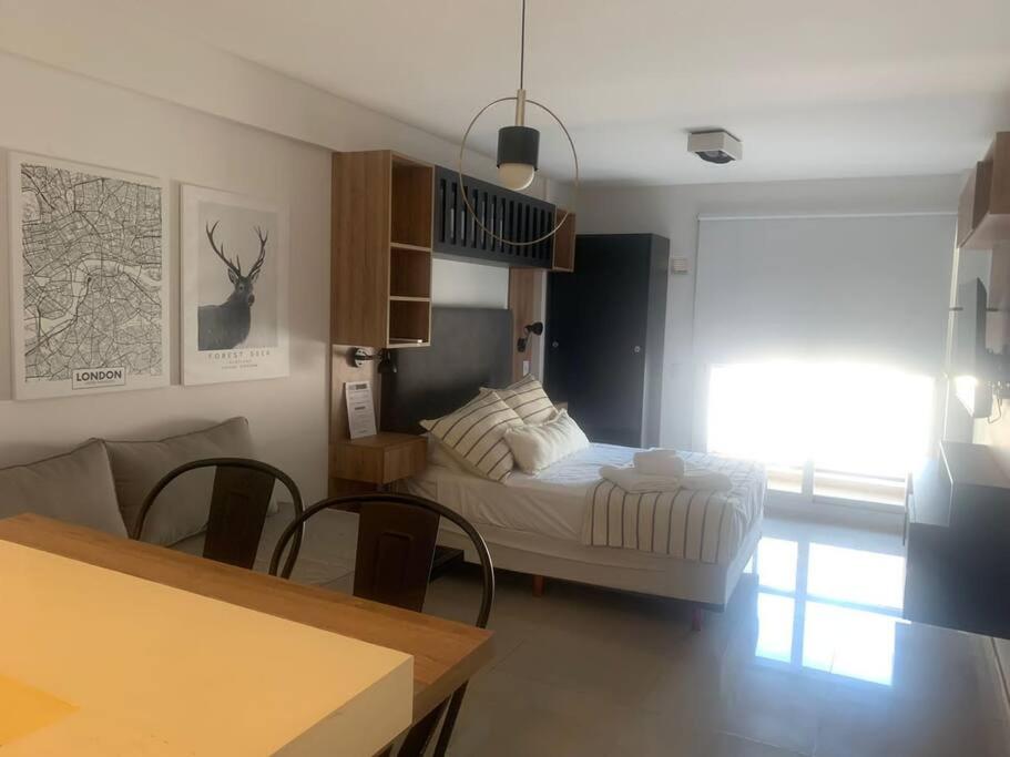 una sala de estar con una cama y una mesa en Estrella Centro - Con Cochera - Solo autos, en San Miguel de Tucumán