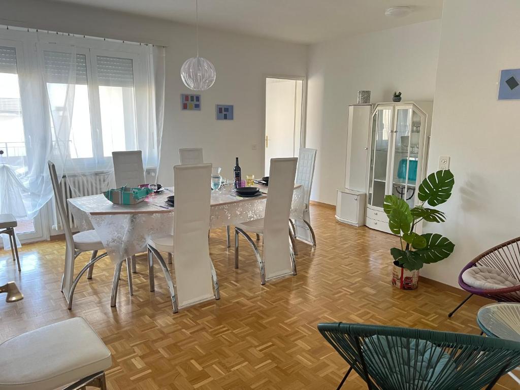 een woonkamer met een eettafel en stoelen bij Casa Kromatica in Locarno