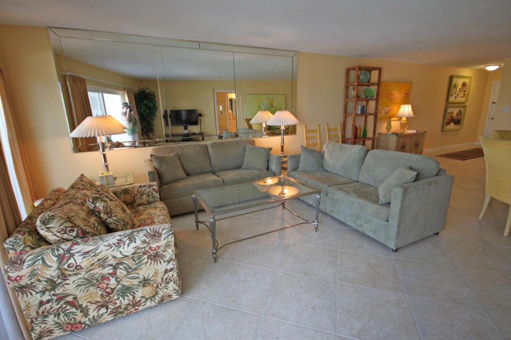 Χώρος καθιστικού στο El Matador 335 - Beautiful views of the Gulf and pool