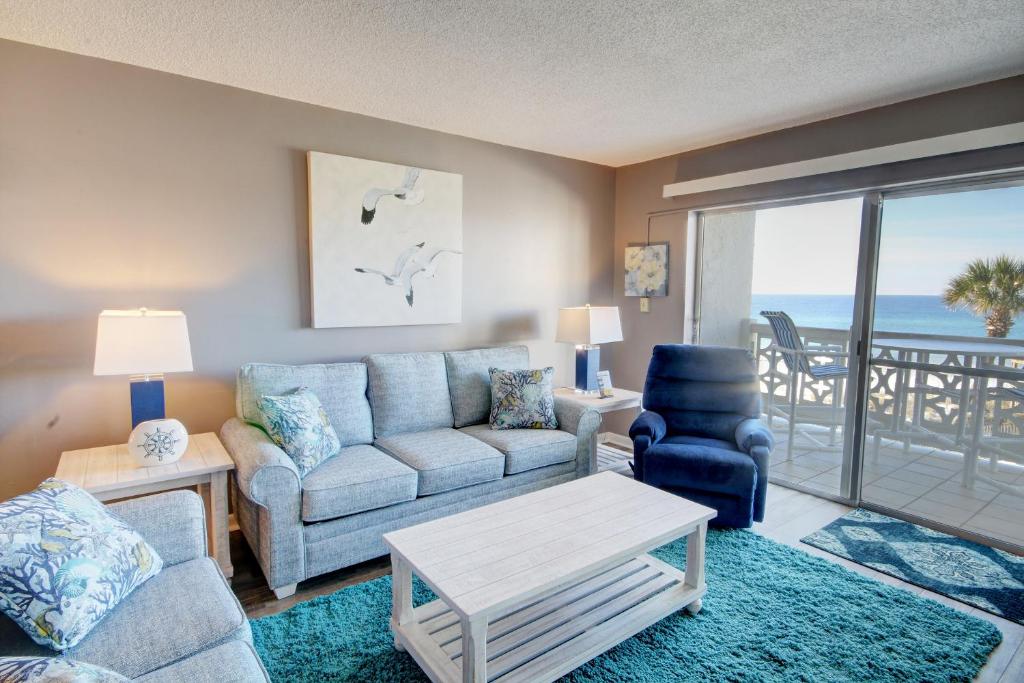 una sala de estar con un sofá y una silla en El Matador 332 - Gulf front with beautiful views of the Gulf and pool, en Fort Walton Beach
