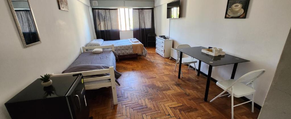 una camera con letto, tavolo e scrivania di Greta Apartment II a Mendoza