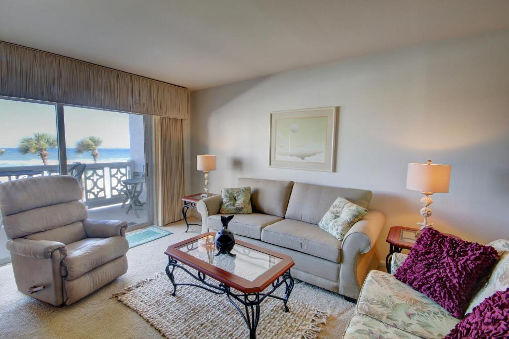 sala de estar con sofá y mesa en El Matador 437 - Gulf front with beautiful views of the Gulf and pool, en Fort Walton Beach