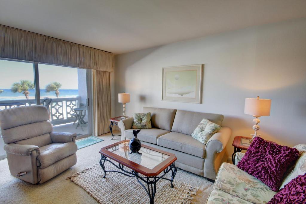 un soggiorno con divano e tavolo di El Matador 437 - Gulf front with beautiful views of the Gulf and pool a Fort Walton Beach