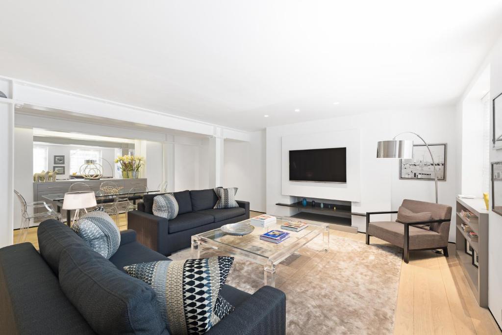 Een zitgedeelte bij Knightsbridge Large Luxury Flat With Outside Space