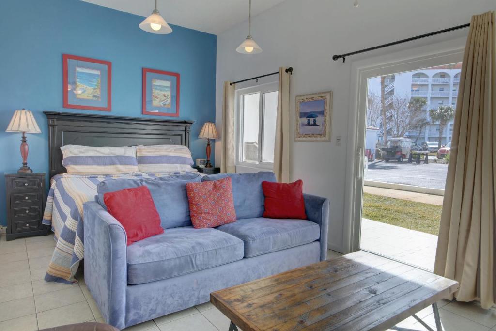 - un salon avec un canapé bleu et une table dans l'établissement El Matador 612 - close to all the amenities of El Matador!, à Fort Walton Beach