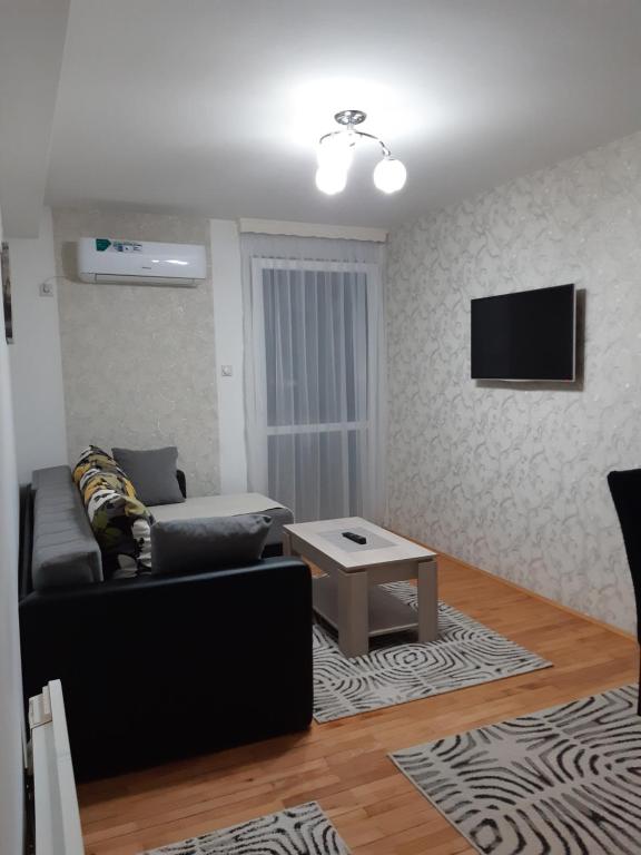 uma sala de estar com um sofá e uma mesa em Apartman Park em Zvornik