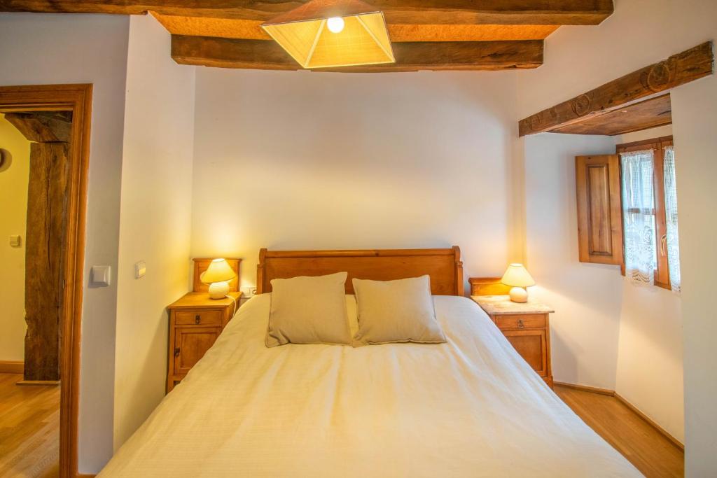 Postel nebo postele na pokoji v ubytování Casa Monaut, acogedores apartamentos a los pies de la selva de Irati