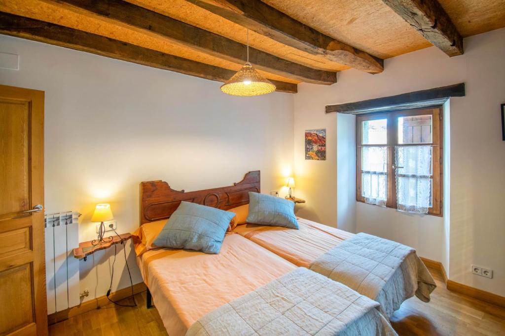 Postel nebo postele na pokoji v ubytování Casa Monaut, acogedores apartamentos a los pies de la selva de Irati