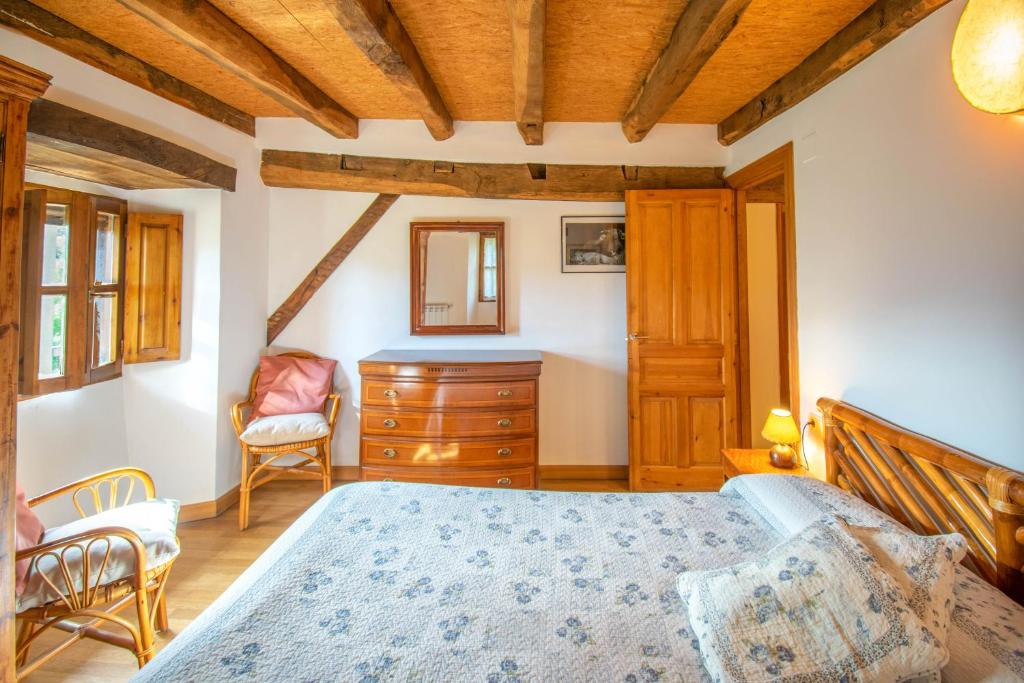 Postel nebo postele na pokoji v ubytování Casa Monaut, acogedores apartamentos a los pies de la selva de Irati
