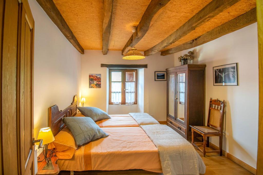 Postel nebo postele na pokoji v ubytování Casa Monaut, acogedores apartamentos a los pies de la selva de Irati