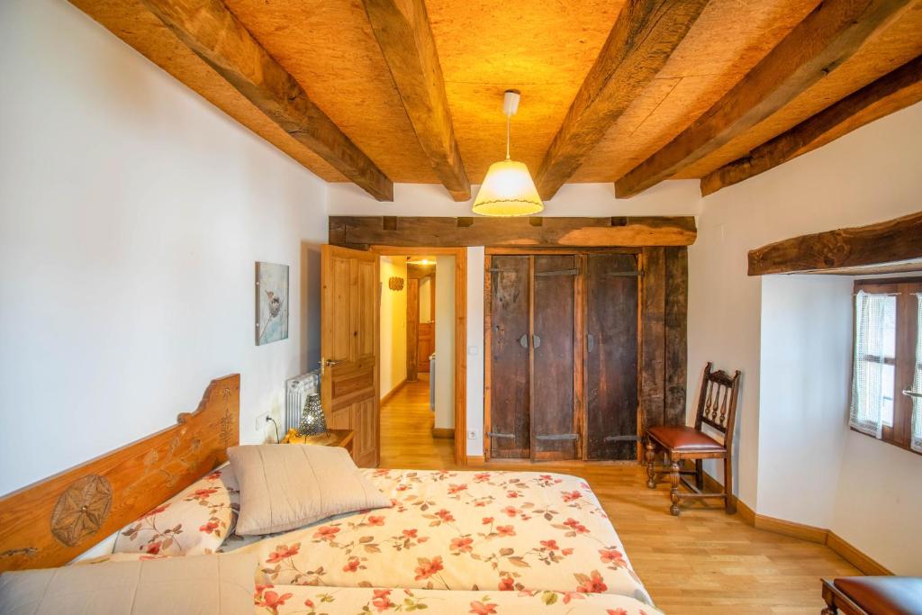 Postel nebo postele na pokoji v ubytování Casa Monaut, acogedores apartamentos a los pies de la selva de Irati
