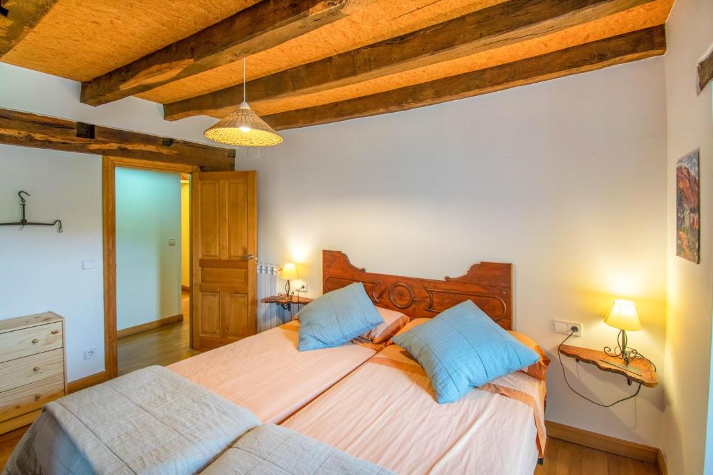 Postel nebo postele na pokoji v ubytování Casa Monaut, acogedores apartamentos a los pies de la selva de Irati