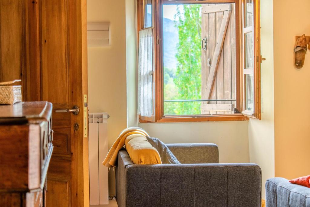 Posezení v ubytování Casa Monaut, acogedores apartamentos a los pies de la selva de Irati