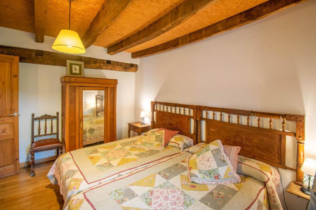Postel nebo postele na pokoji v ubytování Casa Monaut, acogedores apartamentos a los pies de la selva de Irati
