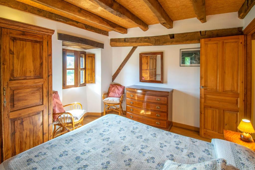 Postel nebo postele na pokoji v ubytování Casa Monaut, acogedores apartamentos a los pies de la selva de Irati