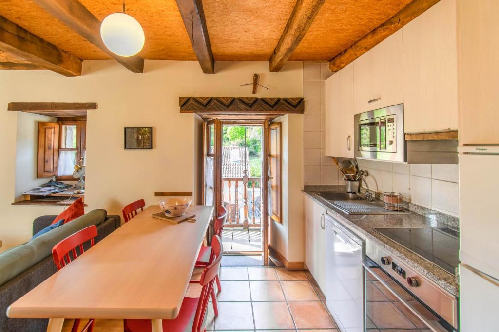 Kuchyň nebo kuchyňský kout v ubytování Casa Monaut, acogedores apartamentos a los pies de la selva de Irati