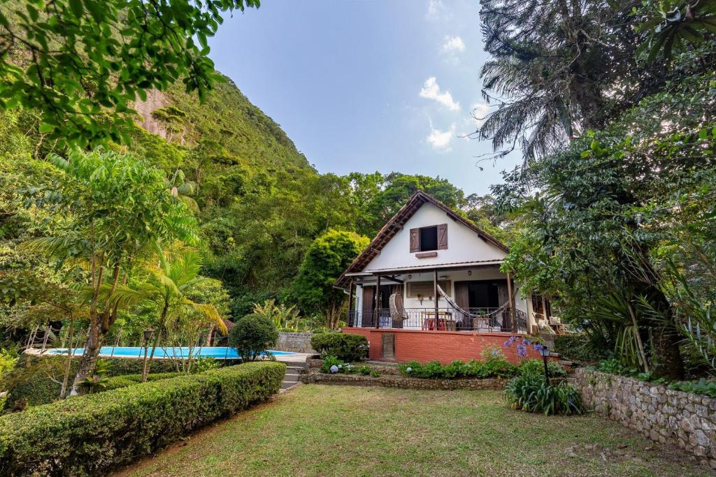 a house with a swimming pool in a garden at CurtaTere piscina lareira pet friendly jardim in Teresópolis