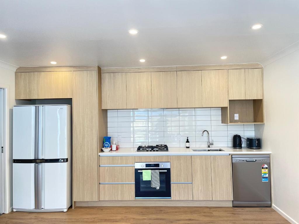 NO PARTY ALLOWED, Entire Brand New 3 bedroom townhouse, free unlimited fibre wifi and free parking - Maison De Ville De Trois Chambres