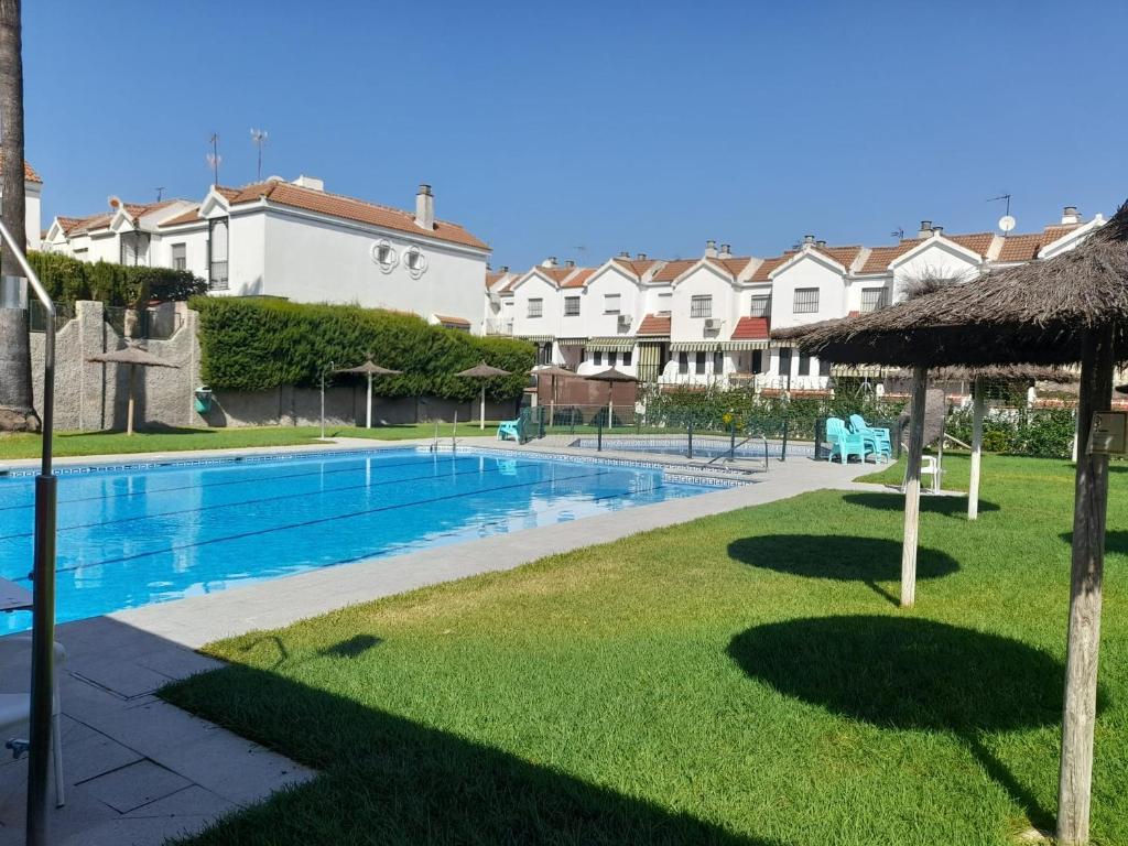 邁雷納德拉爾哈拉費的住宿－Alojamiento Casa Piano，一座游泳池,位于一座带建筑物的庭院内