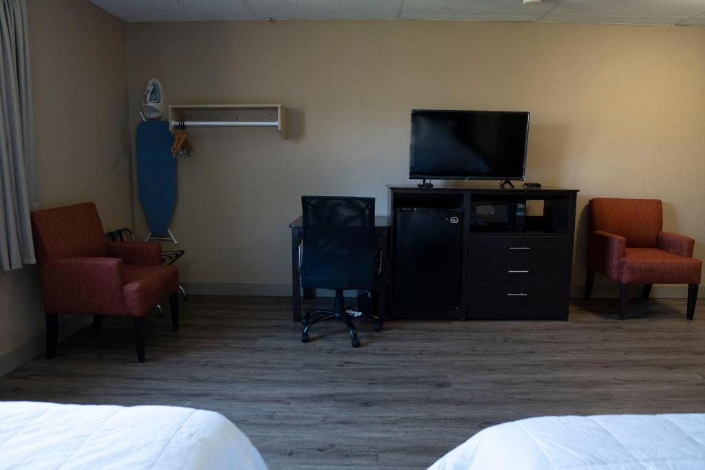 Framingham Inn - King Room With Roll-In Shower - Disability Access
