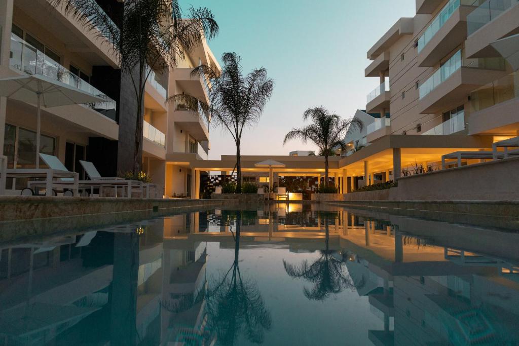 una piscina frente a un edificio en Paradise Apartment en Punta Cana