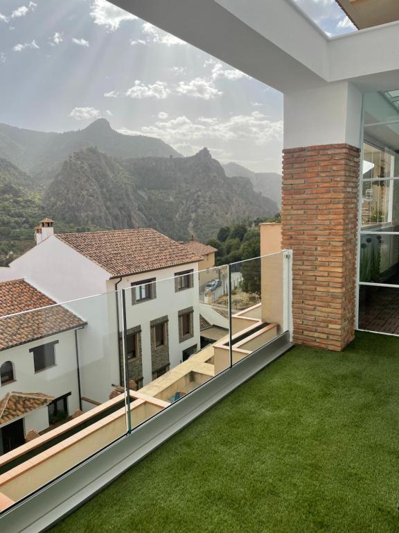 balcón con vistas a las montañas en Apartamento Isabella suite, en Güéjar-Sierra