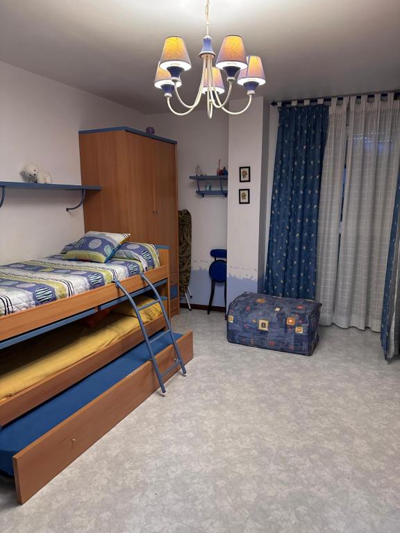 1 Schlafzimmer mit 2 Etagenbetten und einem Kronleuchter in der Unterkunft Riviera primera planta in Miami Platja