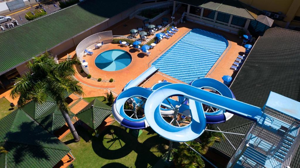 an overhead view of a swimming pool with a large blue sign at Hotel Golden Park Internacional Foz & Convenções in Foz do Iguaçu